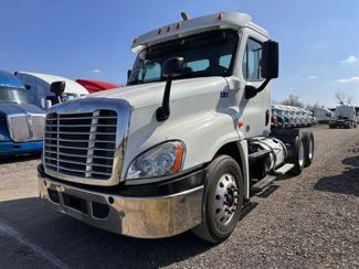 2013 Freightliner Cascadia CA125DC Day Cab