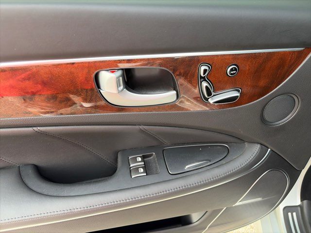 2013 Hyundai Equus Signature