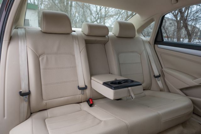 2013 Volkswagen Passat TDI SE w/ Heated Seats, Sunroof, 40 MPGs