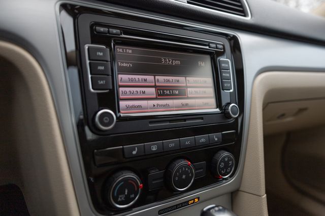 2013 Volkswagen Passat TDI SE w/ Heated Seats, Sunroof, 40 MPGs