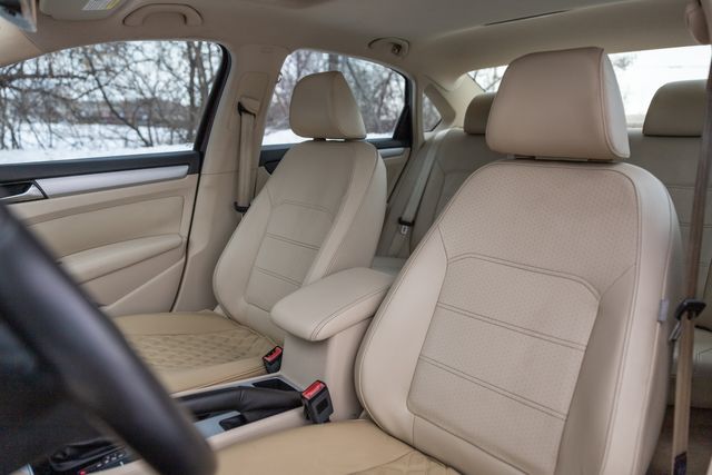 2013 Volkswagen Passat TDI SE w/ Heated Seats, Sunroof, 40 MPGs