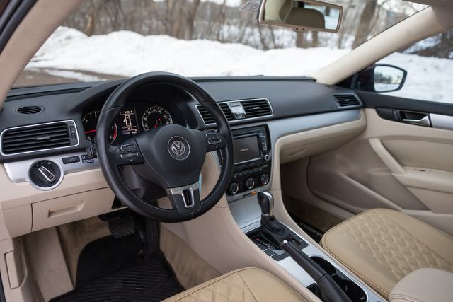 2013 Volkswagen Passat TDI SE w/ Heated Seats, Sunroof, 40 MPGs