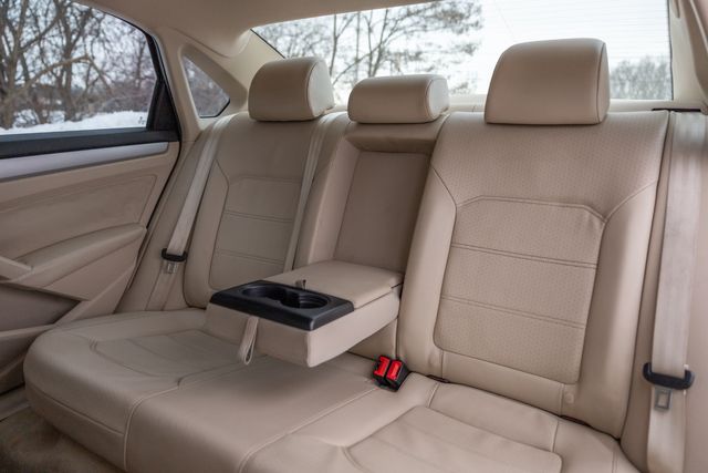 2013 Volkswagen Passat TDI SE w/ Heated Seats, Sunroof, 40 MPGs