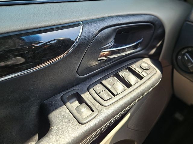 2014 Chrysler Town and Country Touring Wheelchair Van Handicap Ramp Van