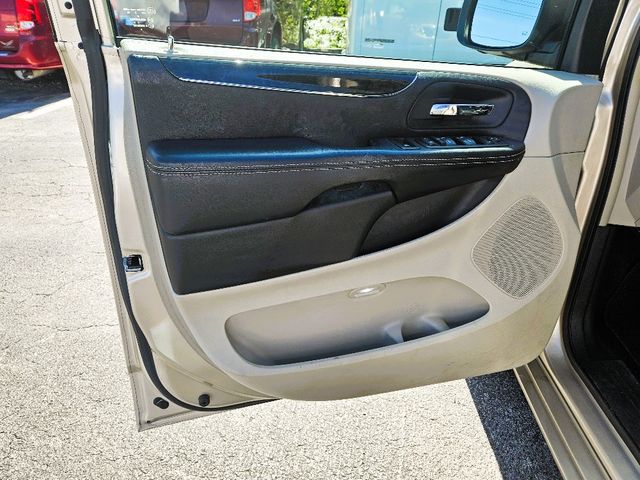 2014 Chrysler Town and Country Touring Wheelchair Van Handicap Ramp Van