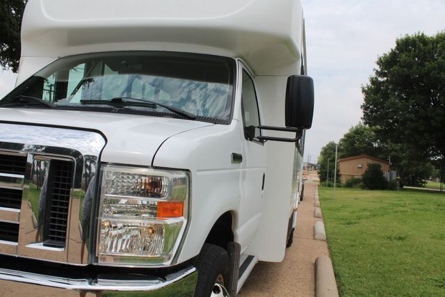 2014 Ford Starcraft 15 Passenger Shuttle Bus W/ Lift | Irving, Texas | Lonestar Automart Inc.