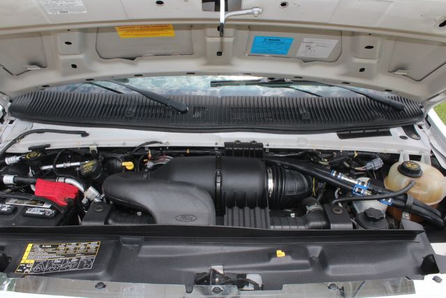 2014 Ford Starcraft 15 Passenger Shuttle Bus W/ Lift | Irving, Texas | Lonestar Automart Inc.