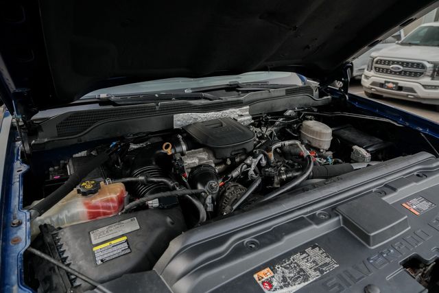 2015 Chevrolet Silverado 3500HD LT Z71 / LONG BED CREW CAB SRW / 4X4 DURAMAX | Austin, TX | Rocky Mountain Truck Stop Austin