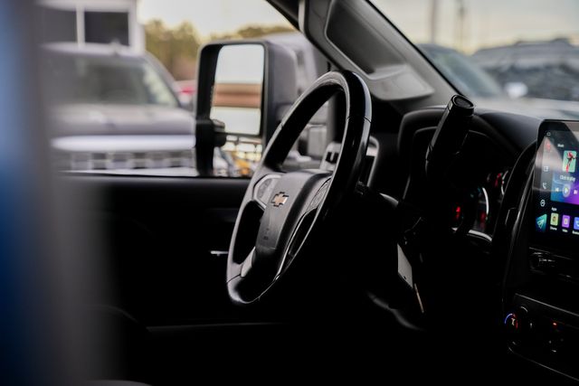 2015 Chevrolet Silverado 3500HD LT Z71 / LONG BED CREW CAB SRW / 4X4 DURAMAX | Austin, TX | Rocky Mountain Truck Stop Austin