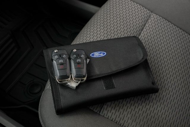 2015 Ford F-150 XLT CREW CAB RWD / LOW MILES / 5.0L V-8 | Austin, TX | Rocky Mountain Truck Stop Austin