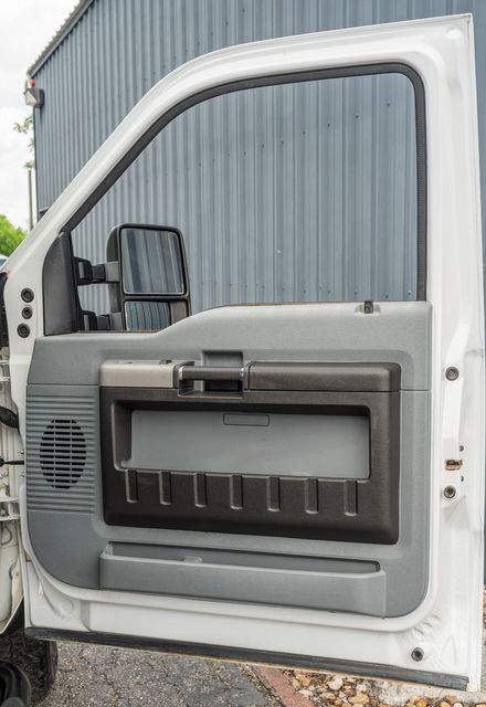 2015 Ford F-250 Super Duty XLT CREW CAB 4X4 / 6.7L DIESEL / CLEAN CARFAX | Austin, TX | Rocky Mountain Truck Stop Austin