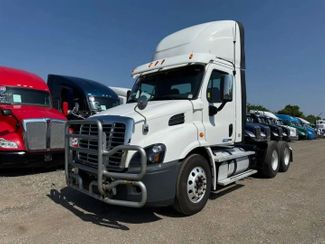 2015 Freightliner Cascadia CA113DC Day Cab