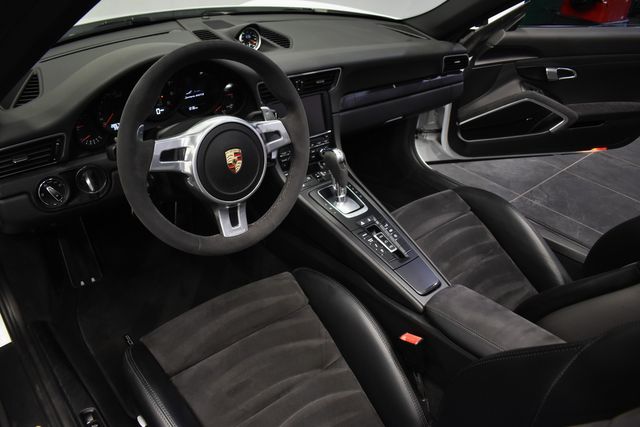 2015 Porsche 911 Carrera 4 GTS