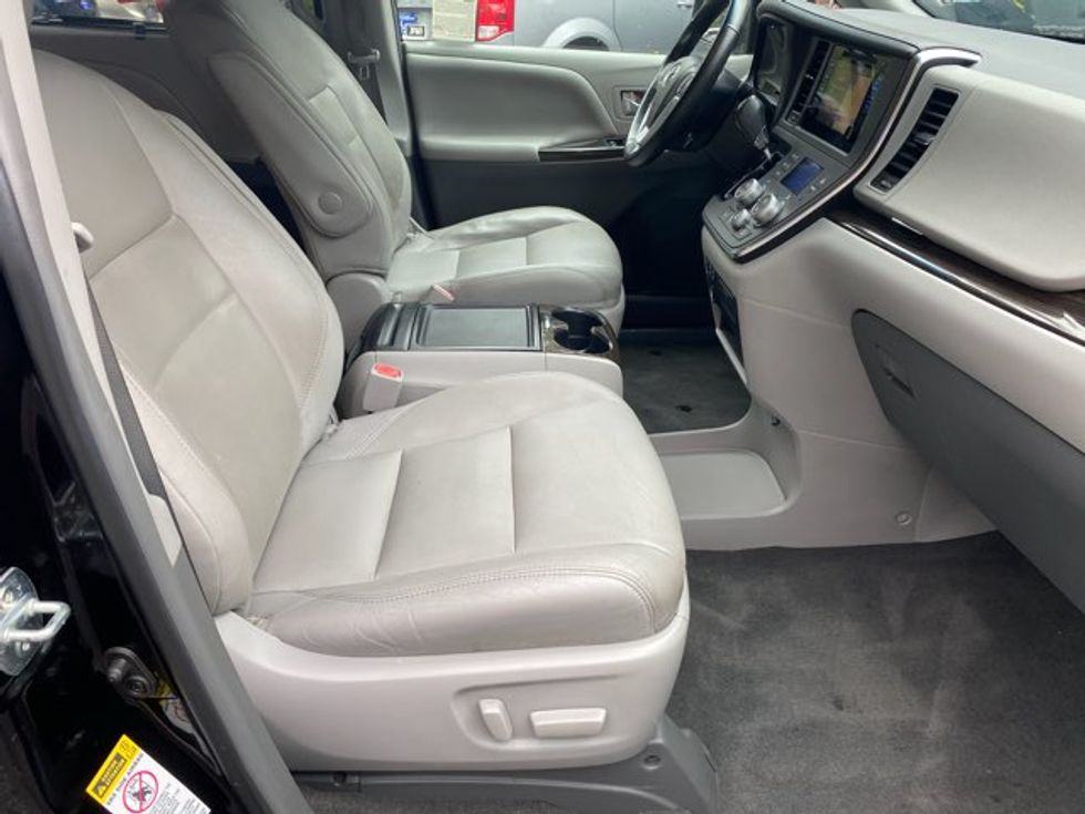 toyota sienna handicap seat