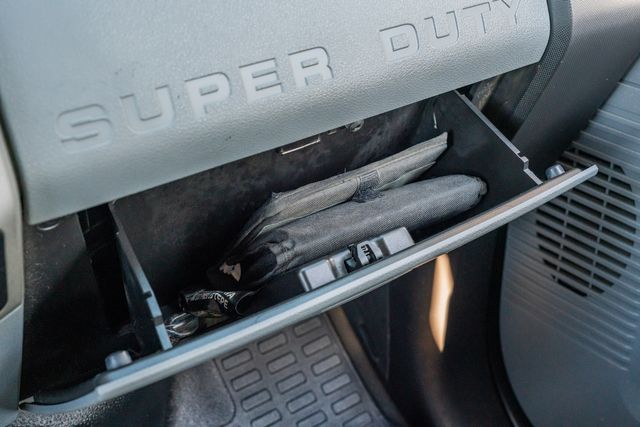 2016 Ford F-250 Super Duty XLT CREW CAB 4X4 FLAT BED / CLEAN CARFAX | Austin, TX | Rocky Mountain Truck Stop Austin