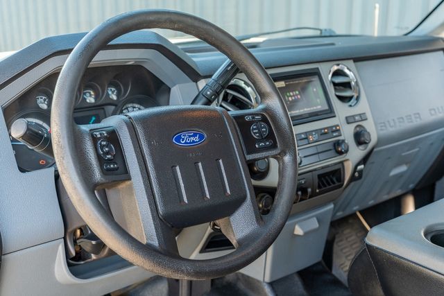 2016 Ford F-250 Super Duty XLT CREW CAB 4X4 FLAT BED / CLEAN CARFAX | Austin, TX | Rocky Mountain Truck Stop Austin