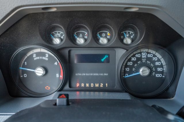 2016 Ford F-250 Super Duty XLT CREW CAB 4X4 FLAT BED / CLEAN CARFAX | Austin, TX | Rocky Mountain Truck Stop Austin