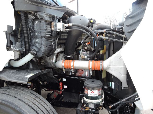 2016 Freightliner Cascadia Mid-Roof Daycab