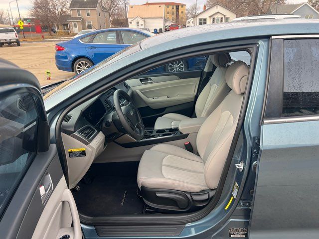 2016 Hyundai SONATA Hybrid SE ONLY 35,000 MIles | Dickinson, ND | Heiser Motors 2016 Hyundai SONATA Hybrid SE ONLY 35,000 MIles | Dickinson, ND | Heiser Motors