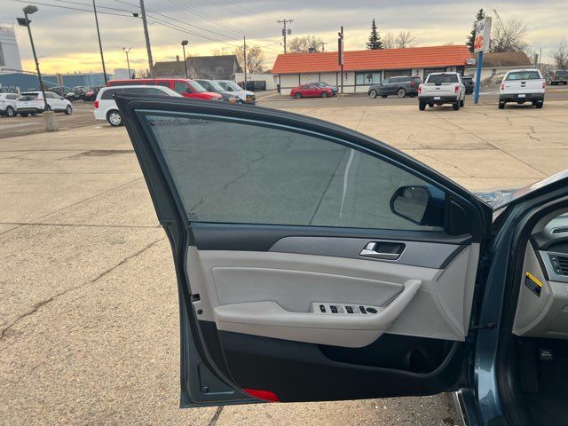 2016 Hyundai SONATA Hybrid SE ONLY 35,000 MIles | Dickinson, ND | Heiser Motors 2016 Hyundai SONATA Hybrid SE ONLY 35,000 MIles | Dickinson, ND | Heiser Motors