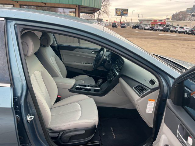 2016 Hyundai SONATA Hybrid SE ONLY 35,000 MIles | Dickinson, ND | Heiser Motors 2016 Hyundai SONATA Hybrid SE ONLY 35,000 MIles | Dickinson, ND | Heiser Motors
