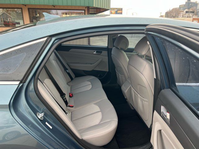 2016 Hyundai SONATA Hybrid SE ONLY 35,000 MIles | Dickinson, ND | Heiser Motors