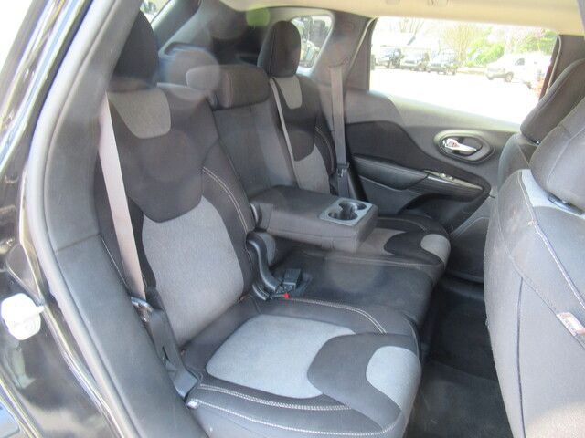 2016 Jeep Cherokee Sport