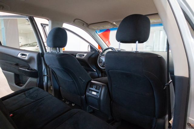 2016 Nissan Pathfinder  4WD 3RD ROW