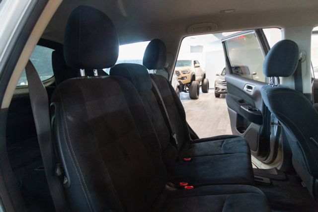 2016 Nissan Pathfinder  4WD 3RD ROW