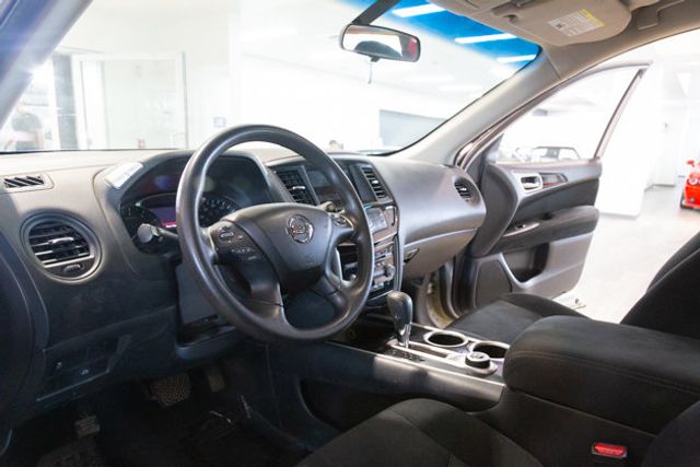 2016 Nissan Pathfinder  4WD 3RD ROW