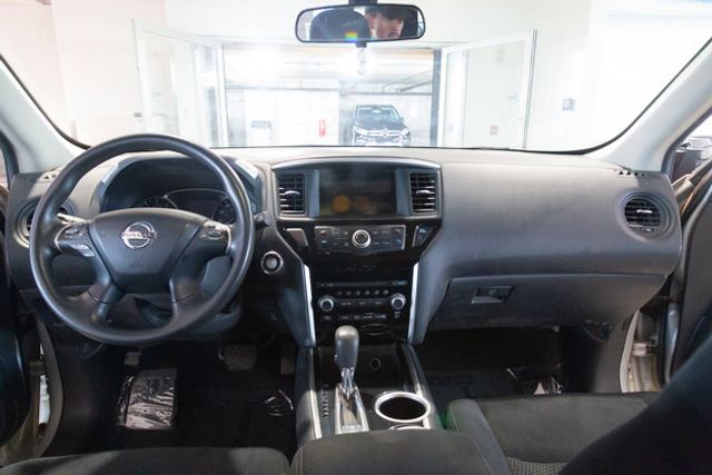 2016 Nissan Pathfinder  4WD 3RD ROW