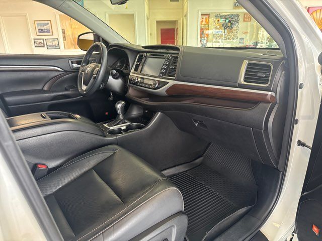 2016 Toyota Highlander Limited | Rome, GA | Knight's Car Store 2016 Toyota Highlander Limited | Rome, GA | Knight's Car Store