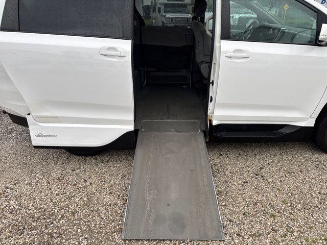 2016 Toyota Sienna LE Mobility 7-Passenger