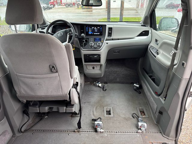 2016 Toyota Sienna LE Mobility 7-Passenger