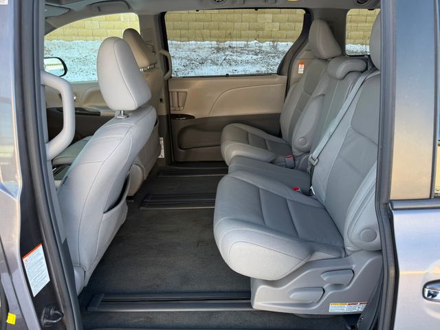 2016 Toyota Sienna XLE Premium 8-Passenger