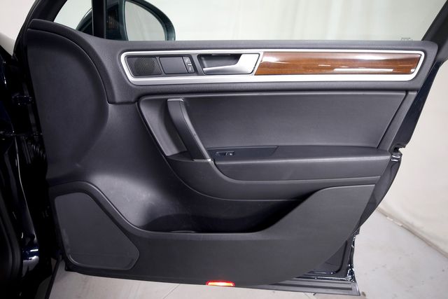 2016 Volkswagen Touareg TDI Lux | Burbank, California | MDK International 2016 Volkswagen Touareg TDI Lux | Burbank, California | MDK International