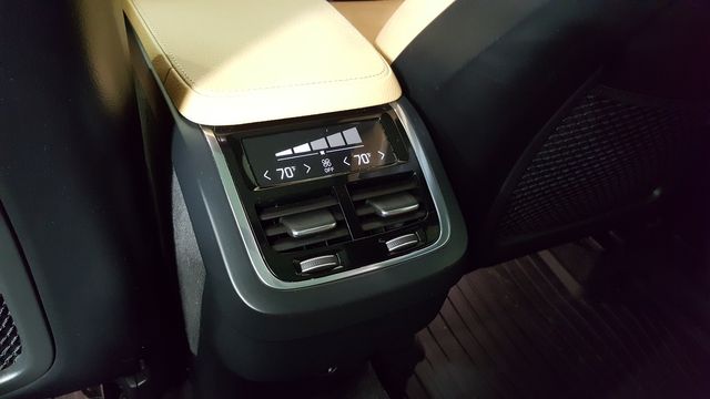 2016 Volvo XC90 T6 Momentum | Carrollton, TX | Legend Motorcars of Carrollton