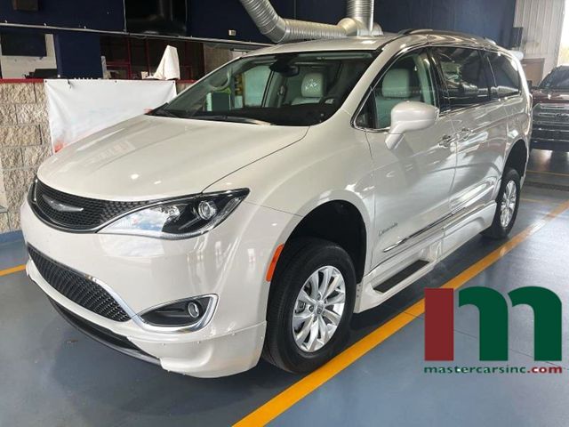 2017 Chrysler Pacifica Touring-L Braun Ability Mobility Van | Granite City, Illinois | MasterCars Company Inc.