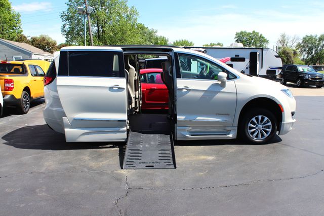 2017 Chrysler Pacifica Touring-L Braun Ability Mobility Van | Granite City, Illinois | MasterCars Company Inc. 2017 Chrysler Pacifica Touring-L Braun Ability Mobility Van | Granite City, Illinois | MasterCars Company Inc.