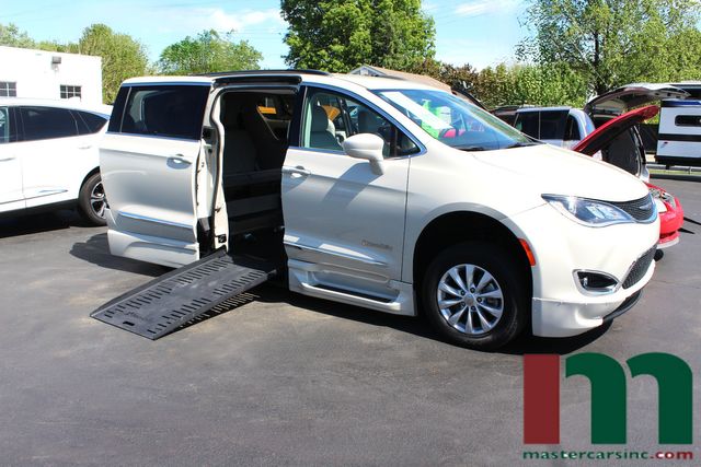 2017 Chrysler Pacifica Touring-L Braun Ability Mobility Van | Granite City, Illinois | MasterCars Company Inc. in Granite City, Illinois 62040