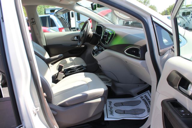 2017 Chrysler Pacifica Touring-L Braun Ability Mobility Van | Granite City, Illinois | MasterCars Company Inc.