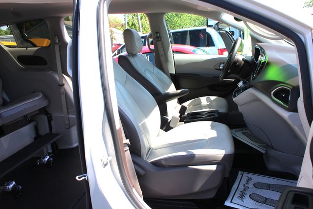 2017 Chrysler Pacifica Touring-L Braun Ability Mobility Van | Granite City, Illinois | MasterCars Company Inc.