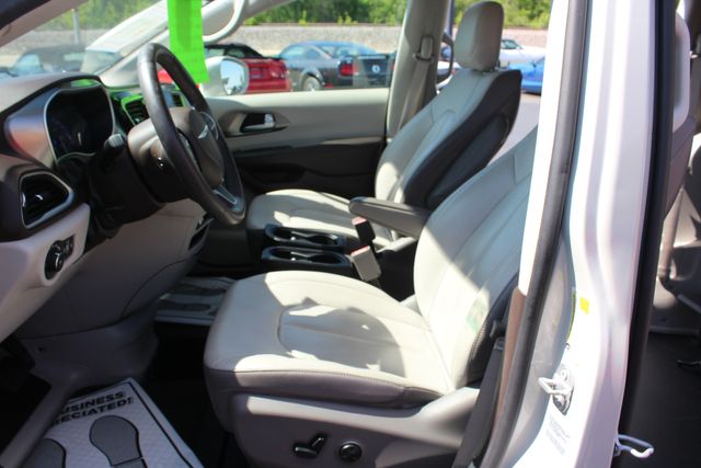 2017 Chrysler Pacifica Touring-L Braun Ability Mobility Van | Granite City, Illinois | MasterCars Company Inc. 2017 Chrysler Pacifica Touring-L Braun Ability Mobility Van | Granite City, Illinois | MasterCars Company Inc.