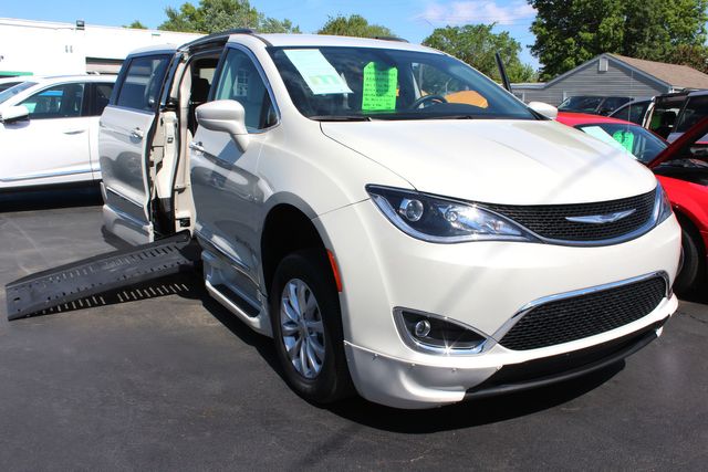 2017 Chrysler Pacifica Touring-L Braun Ability Mobility Van | Granite City, Illinois | MasterCars Company Inc.