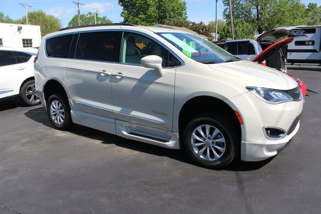 2017 Chrysler Pacifica Touring-L Braun Ability Mobility Van | Granite City, Illinois | MasterCars Company Inc.