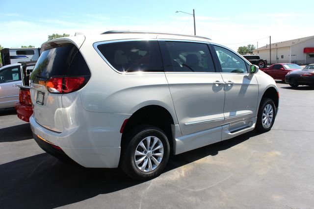 2017 Chrysler Pacifica Touring-L Braun Ability Mobility Van | Granite City, Illinois | MasterCars Company Inc.