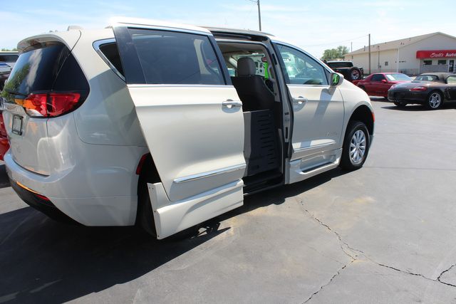 2017 Chrysler Pacifica Touring-L Braun Ability Mobility Van | Granite City, Illinois | MasterCars Company Inc. 2017 Chrysler Pacifica Touring-L Braun Ability Mobility Van | Granite City, Illinois | MasterCars Company Inc.