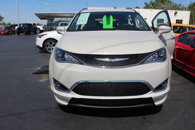 2017 Chrysler Pacifica Touring-L Braun Ability Mobility Van | Granite City, Illinois | MasterCars Company Inc.