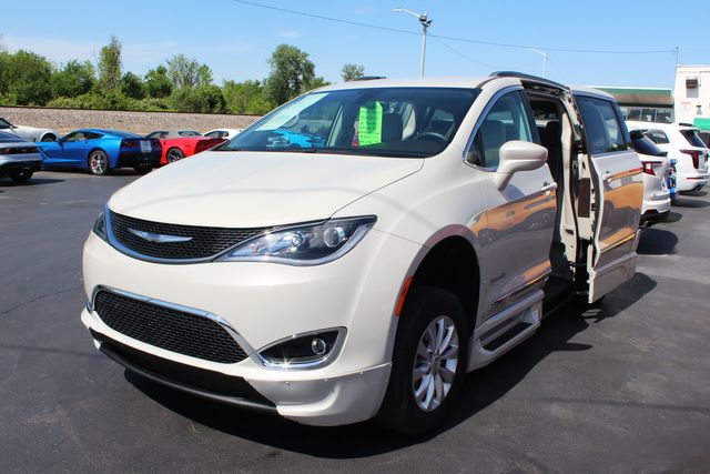 2017 Chrysler Pacifica Touring-L Braun Ability Mobility Van | Granite City, Illinois | MasterCars Company Inc. 2017 Chrysler Pacifica Touring-L Braun Ability Mobility Van | Granite City, Illinois | MasterCars Company Inc.