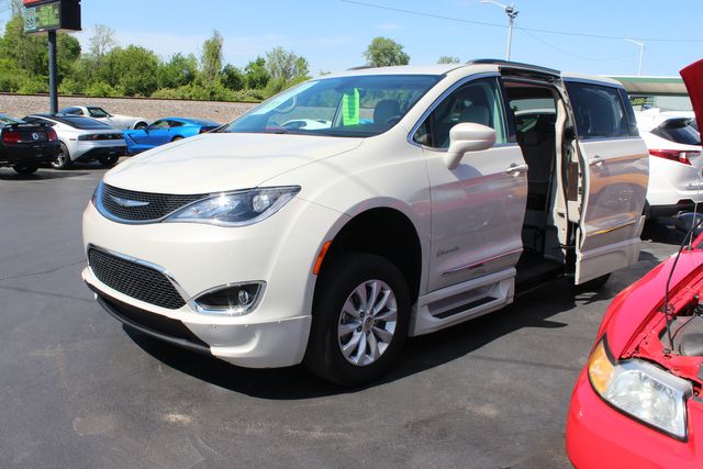 2017 Chrysler Pacifica Touring-L Braun Ability Mobility Van | Granite City, Illinois | MasterCars Company Inc. 2017 Chrysler Pacifica Touring-L Braun Ability Mobility Van | Granite City, Illinois | MasterCars Company Inc.